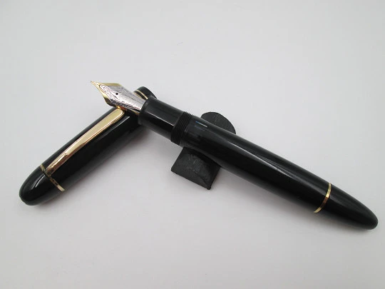 Estilográfica Montblanc Meisterstück 149. Resina negra y detalles chapados en oro. 1980 Estilográfica Montblanc Meisterstück 149. Resina negra y detalles chapados en oro. 1980