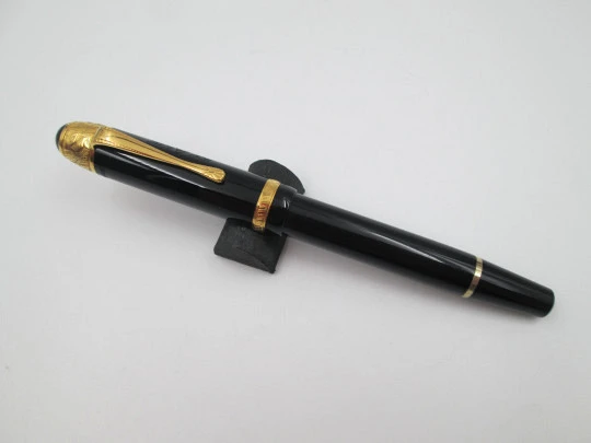 Estilográfica Montblanc Voltaire. Resina negra preciosa y detalles plata de ley vermeil. 1995