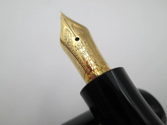 Estilográfica Montblanc Voltaire. Resina negra preciosa y detalles plata de ley vermeil. 1995 Estilográfica Montblanc Voltaire. Resina negra preciosa y detalles plata de ley vermeil. 1995