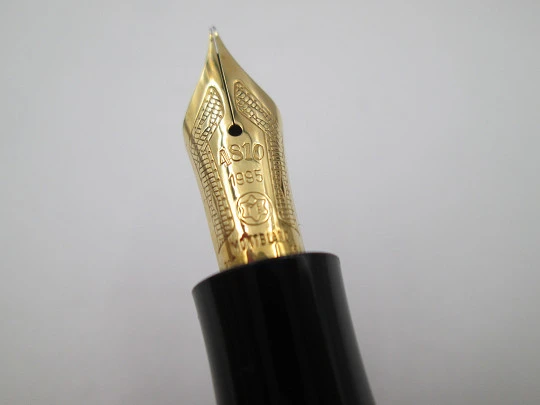 Estilográfica Montblanc Voltaire. Resina negra preciosa y detalles plata de ley vermeil. 1995 Estilográfica Montblanc Voltaire. Resina negra preciosa y detalles plata de ley vermeil. 1995