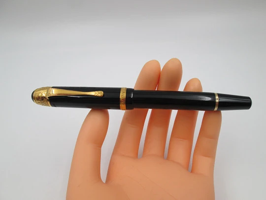 Estilográfica Montblanc Voltaire. Resina negra preciosa y detalles plata de ley vermeil. 1995 Estilográfica Montblanc Voltaire. Resina negra preciosa y detalles plata de ley vermeil. 1995