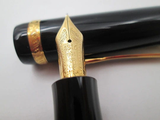 Estilográfica Montblanc Voltaire. Resina negra preciosa y detalles plata de ley vermeil. 1995 Estilográfica Montblanc Voltaire. Resina negra preciosa y detalles plata de ley vermeil. 1995