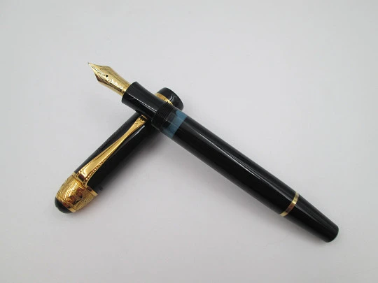 Estilográfica Montblanc Voltaire. Resina negra preciosa y detalles plata de ley vermeil. 1995 Estilográfica Montblanc Voltaire. Resina negra preciosa y detalles plata de ley vermeil. 1995