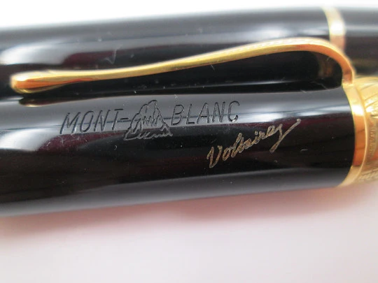 Estilográfica Montblanc Voltaire. Resina negra preciosa y detalles plata de ley vermeil. 1995 Estilográfica Montblanc Voltaire. Resina negra preciosa y detalles plata de ley vermeil. 1995