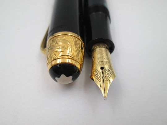 Estilográfica Montblanc Voltaire. Resina negra preciosa y detalles plata de ley vermeil. 1995 Estilográfica Montblanc Voltaire. Resina negra preciosa y detalles plata de ley vermeil. 1995