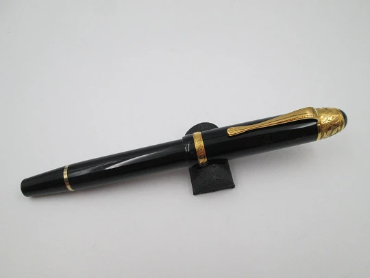 Estilográfica Montblanc Voltaire. Resina negra preciosa y detalles plata de ley vermeil. 1995 Estilográfica Montblanc Voltaire. Resina negra preciosa y detalles plata de ley vermeil. 1995