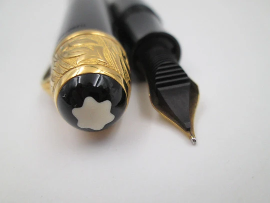 Estilográfica Montblanc Voltaire. Resina negra preciosa y detalles plata de ley vermeil. 1995 Estilográfica Montblanc Voltaire. Resina negra preciosa y detalles plata de ley vermeil. 1995