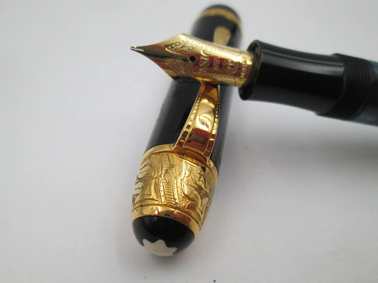 Estilográfica Montblanc Voltaire. Resina negra preciosa y detalles plata de ley vermeil. 1995 Estilográfica Montblanc Voltaire. Resina negra preciosa y detalles plata de ley vermeil. 1995