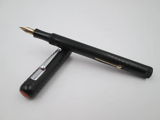 Estilográfica P.W. Ebonita negra decorada y metal bitono. Plumín oro 14k. Palanca. 1920