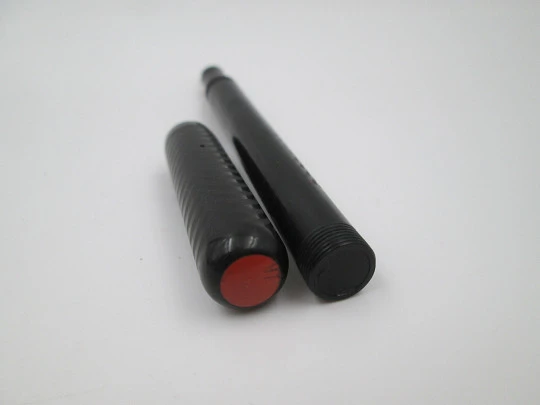 Estilográfica P.W. Ebonita negra decorada y metal bitono. Plumín oro 14k. Palanca. 1920