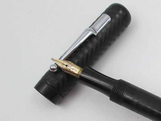 Estilográfica P.W. Ebonita negra decorada y metal bitono. Plumín oro 14k. Palanca. 1920
