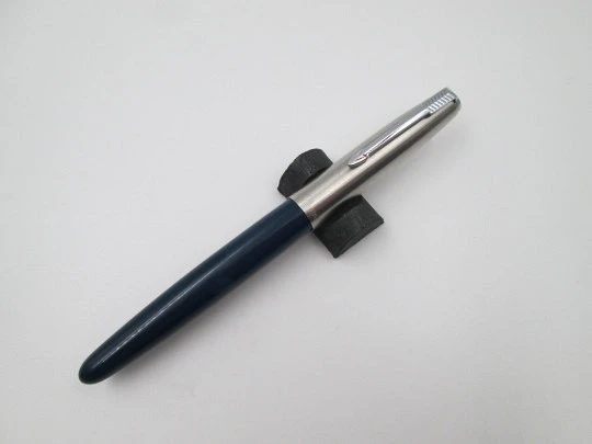 Estilográfica Parker 21. Plástico azul y acero inoxidable. Sistema aerométrico. 1960
