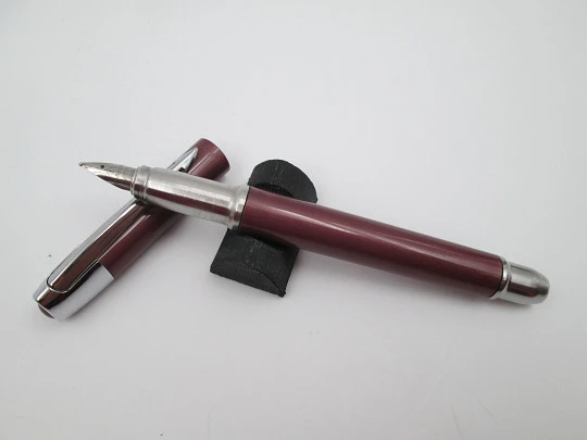 Estilográfica Parker E.III. Laca rosa y metal plateado. Plumín acero. Reino Unido. 2010 Estilográfica Parker E.III. Laca rosa y metal plateado. Plumín acero. Reino Unido. 2010