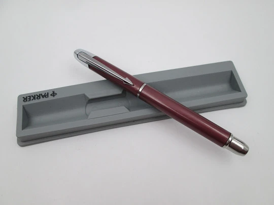 Estilográfica Parker E.III. Laca rosa y metal plateado. Plumín acero. Reino Unido. 2010 Estilográfica Parker E.III. Laca rosa y metal plateado. Plumín acero. Reino Unido. 2010