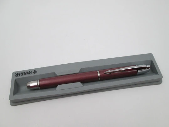 Estilográfica Parker E.III. Laca rosa y metal plateado. Plumín acero. Reino Unido. 2010 Estilográfica Parker E.III. Laca rosa y metal plateado. Plumín acero. Reino Unido. 2010
