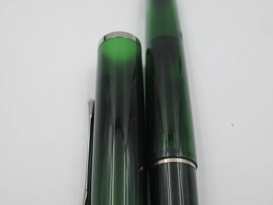 Estilográfica Pelikan Classic M205 Olivine. Resina verde translúcida. Adornos rodiados