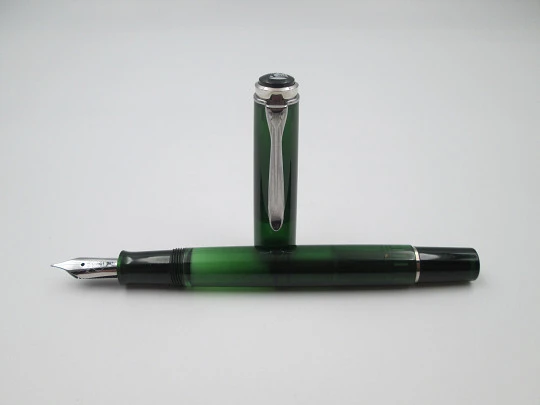 Estilográfica Pelikan Classic M205 Olivine. Resina verde translúcida. Adornos rodiados