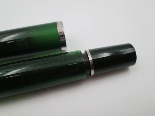 Estilográfica Pelikan Classic M205 Olivine. Resina verde translúcida. Adornos rodiados