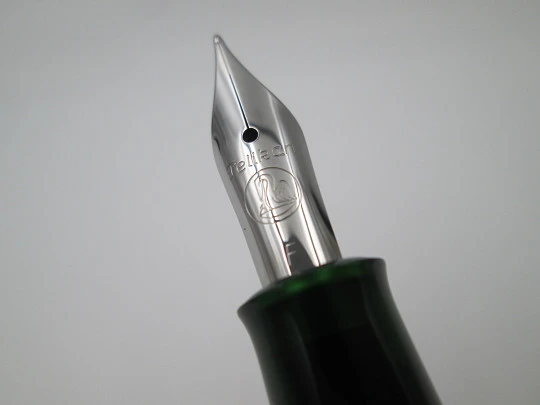 Estilográfica Pelikan Classic M205 Olivine. Resina verde translúcida. Adornos rodiados