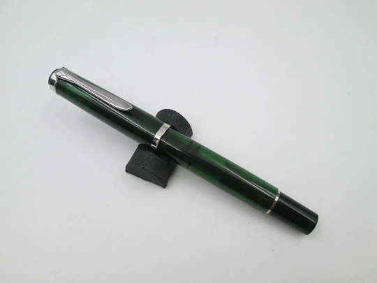 Estilográfica Pelikan Classic M205 Olivine. Resina verde translúcida. Adornos rodiados