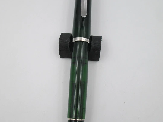 Estilográfica Pelikan Classic M205 Olivine. Resina verde translúcida. Adornos rodiados