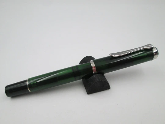 Estilográfica Pelikan Classic M205 Olivine. Resina verde translúcida. Adornos rodiados