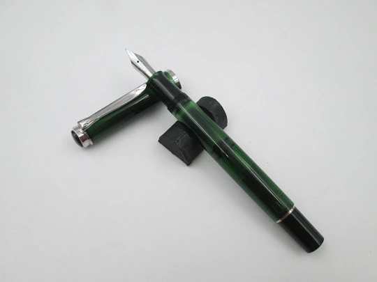 Estilográfica Pelikan Classic M205 Olivine. Resina verde translúcida. Adornos rodiados