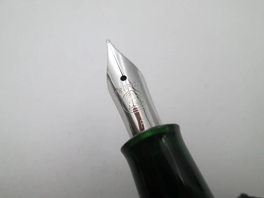 Estilográfica Pelikan Classic M205 Olivine. Resina verde translúcida. Adornos rodiados