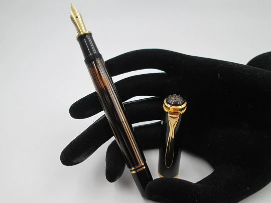 Estilográfica Pelikan Souverän M400. Resina negra y cuerpo estriado carey. Alemania. 1990 Estilográfica Pelikan Souverän M400. Resina negra y cuerpo estriado carey. Alemania. 1990