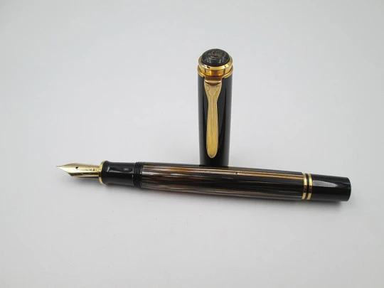 Estilográfica Pelikan Souverän M400. Resina negra y cuerpo estriado carey. Alemania. 1990 Estilográfica Pelikan Souverän M400. Resina negra y cuerpo estriado carey. Alemania. 1990