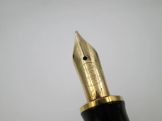 Estilográfica Pelikan Souverän M400. Resina negra y cuerpo estriado carey. Alemania. 1990 Estilográfica Pelikan Souverän M400. Resina negra y cuerpo estriado carey. Alemania. 1990