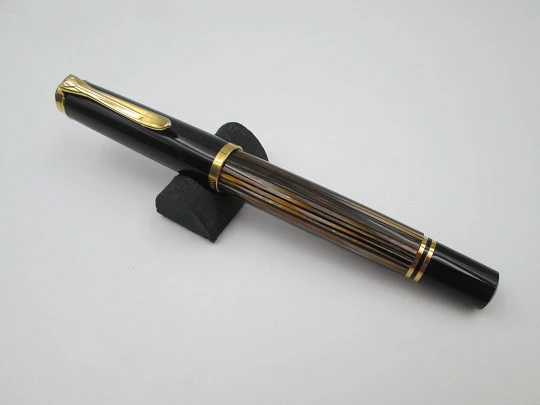 Estilográfica Pelikan Souverän M400. Resina negra y cuerpo estriado carey. Alemania. 1990 Estilográfica Pelikan Souverän M400. Resina negra y cuerpo estriado carey. Alemania. 1990