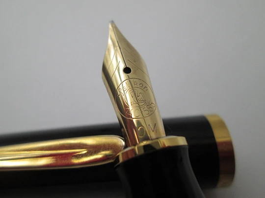 Estilográfica Pelikan Souverän M400. Resina negra y cuerpo estriado carey. Alemania. 1990 Estilográfica Pelikan Souverän M400. Resina negra y cuerpo estriado carey. Alemania. 1990