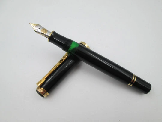 Estilográfica Pelikan Souverän M800. Resina negra preciosa y detalles chapados oro. 1990