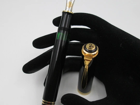Estilográfica Pelikan Souverän M800. Resina negra preciosa y detalles chapados oro. 1990 Estilográfica Pelikan Souverän M800. Resina negra preciosa y detalles chapados oro. 1990