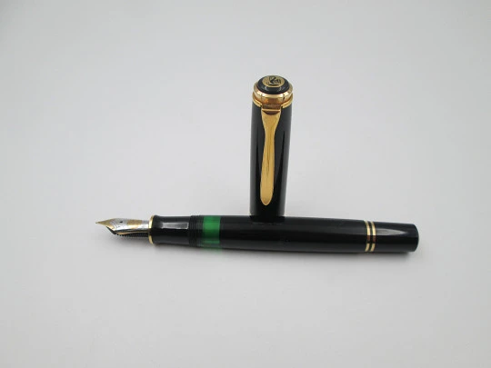Estilográfica Pelikan Souverän M800. Resina negra preciosa y detalles chapados oro. 1990 Estilográfica Pelikan Souverän M800. Resina negra preciosa y detalles chapados oro. 1990