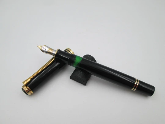 Estilográfica Pelikan Souverän M800. Resina negra preciosa y detalles chapados oro. 1990 Estilográfica Pelikan Souverän M800. Resina negra preciosa y detalles chapados oro. 1990