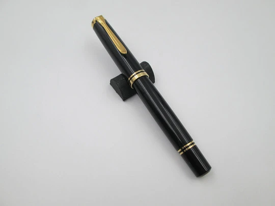 Estilográfica Pelikan Souverän M800. Resina negra preciosa y detalles chapados oro. 1990 Estilográfica Pelikan Souverän M800. Resina negra preciosa y detalles chapados oro. 1990