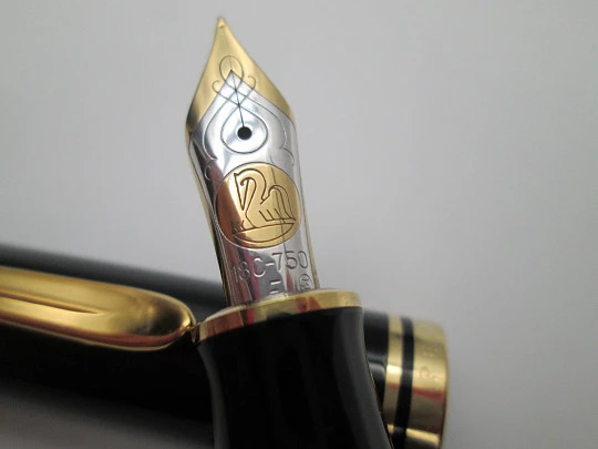 Estilográfica Pelikan Souverän M800. Resina negra preciosa y detalles chapados oro. 1990 Estilográfica Pelikan Souverän M800. Resina negra preciosa y detalles chapados oro. 1990