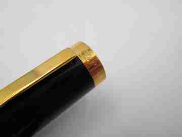 Estilográfica S.T. Dupont Olympio. Laca negra y detalles chapados oro. Plumín 14k