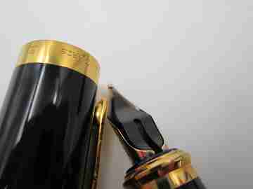 Estilográfica S.T. Dupont Olympio. Laca negra y detalles chapados oro. Plumín 14k