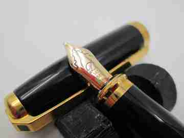 Estilográfica S.T. Dupont Olympio. Laca negra y detalles chapados oro. Plumín 14k