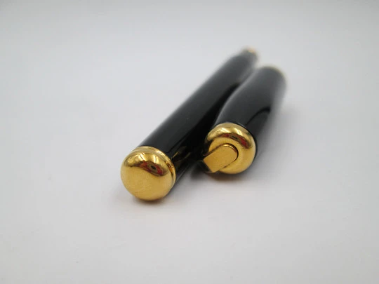 Estilográfica S.T. Dupont Olympio. Laca negra y detalles chapados oro. Plumín 14k