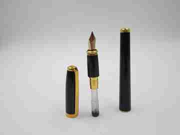 Estilográfica S.T. Dupont Olympio. Laca negra y detalles chapados oro. Plumín 14k