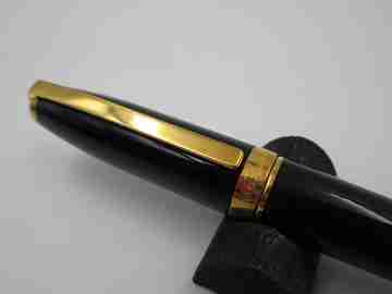 Estilográfica S.T. Dupont Olympio. Laca negra y detalles chapados oro. Plumín 14k