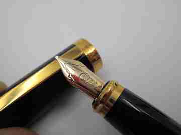 Estilográfica S.T. Dupont Olympio. Laca negra y detalles chapados oro. Plumín 14k