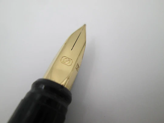Estilográfica S.T. Dupont París Classique. Chapada en plata y detalles oro. 2000 Estilográfica S.T. Dupont París Classique. Chapada en plata y detalles oro. 2000