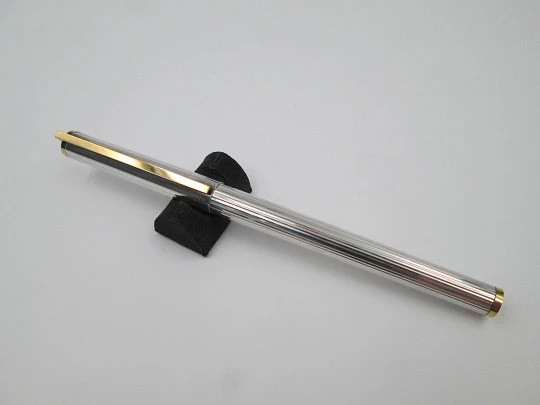 Estilográfica S.T. Dupont París Classique. Chapada en plata y detalles oro. 2000 Estilográfica S.T. Dupont París Classique. Chapada en plata y detalles oro. 2000