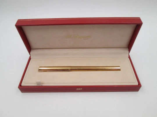 Estilográfica S.T. Dupont París Classique. Metal chapado oro. Estuche. Plumín 18k. Francia