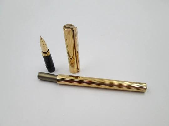 Estilográfica S.T. Dupont París Classique. Metal chapado oro. Estuche. Plumín 18k. Francia